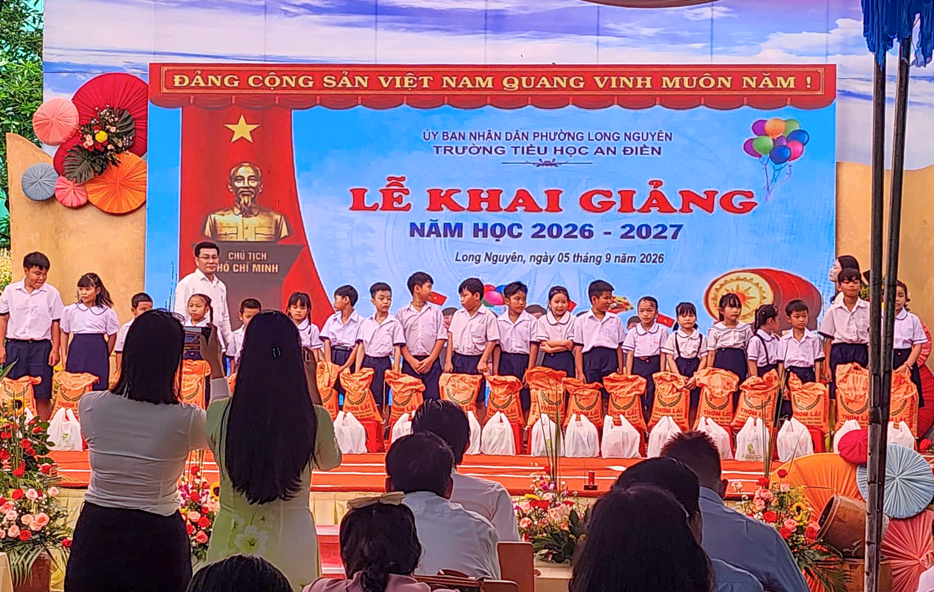 Học sinh Trường Tiểu học An Điền nhận các phần quà thiết thực