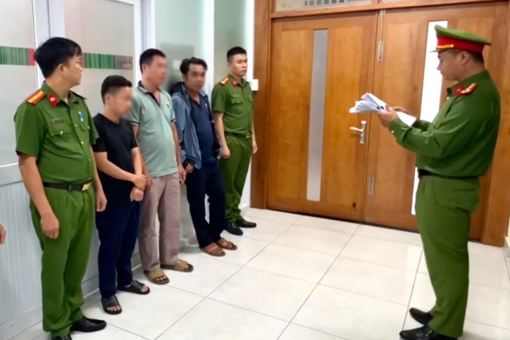 Công an đọc quyết định khởi tố. Ảnh: Phạm Hải