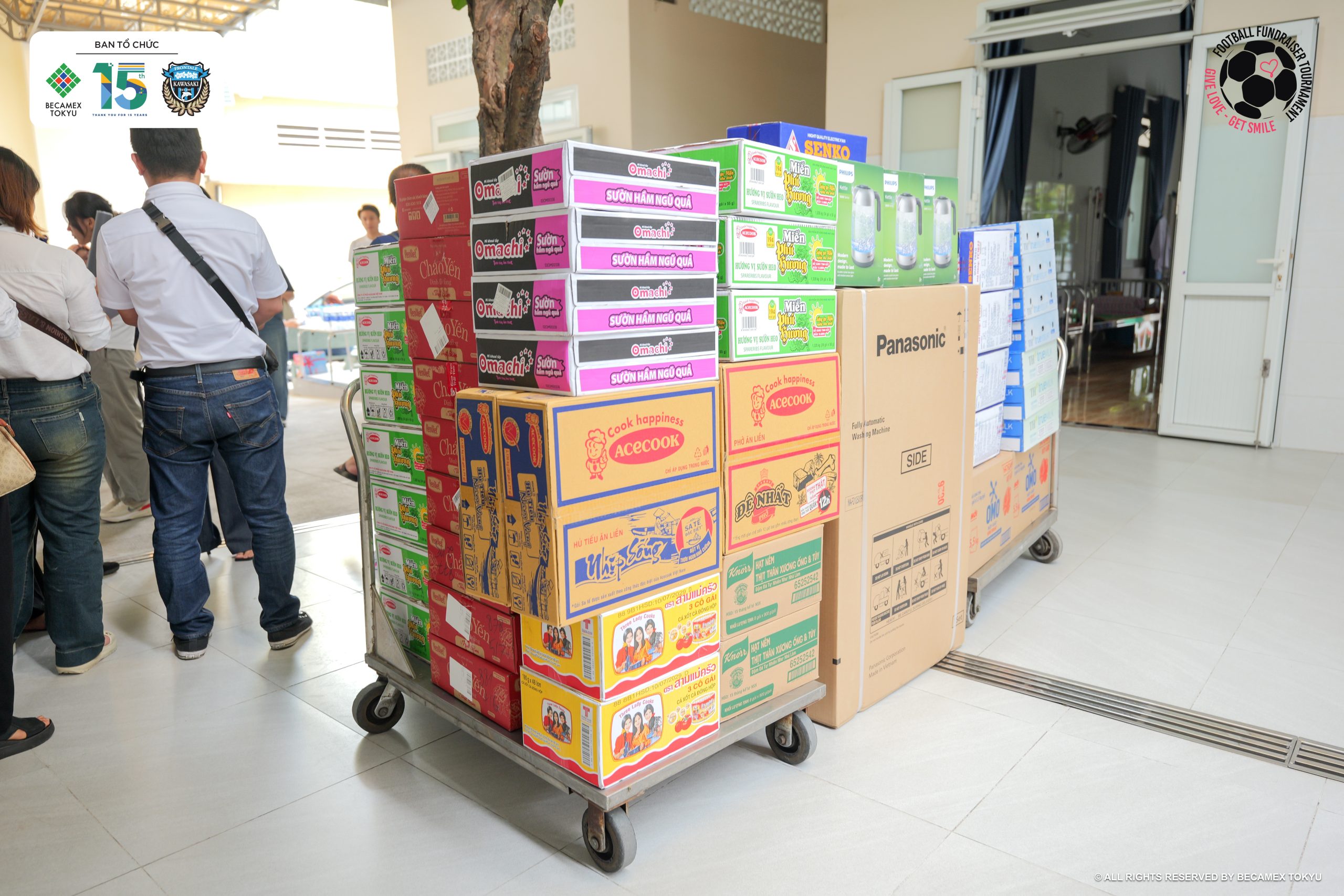 Các phần quà từ chương trình "Chuyền yêu thương, tiếp tri ân" dành tặng các cụ tại Trung tâm Thiên Ân