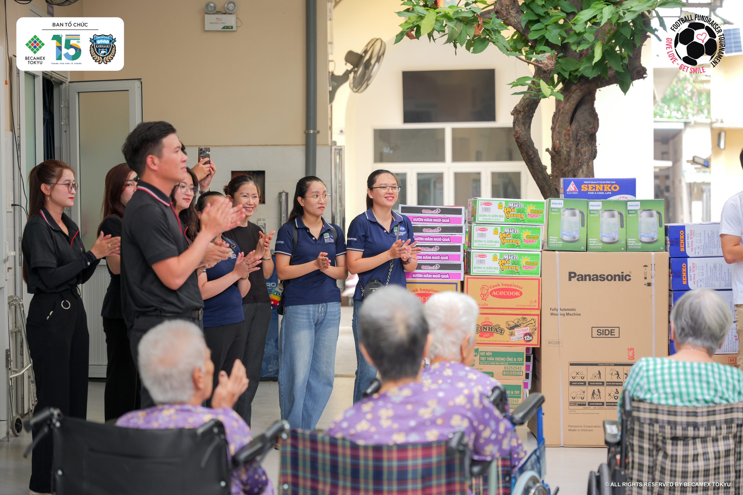 Đại diện chương trình "Chuyền yêu thương, tiếp tri ân" trao quà cho các cụ tại Trung tâm Thiên Ân